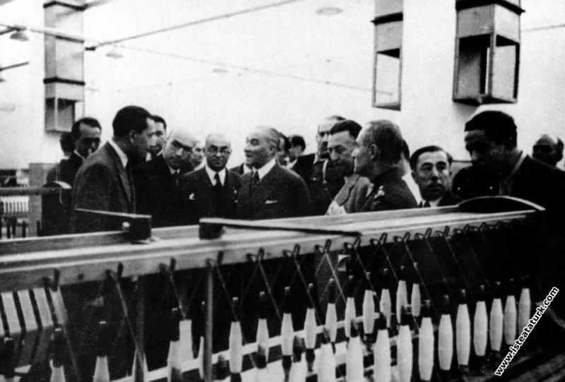 Bursa Sümerbank Merinos Fabrikası'nı açtıktan sonra tesisleri gezerken. (02.02.1938)