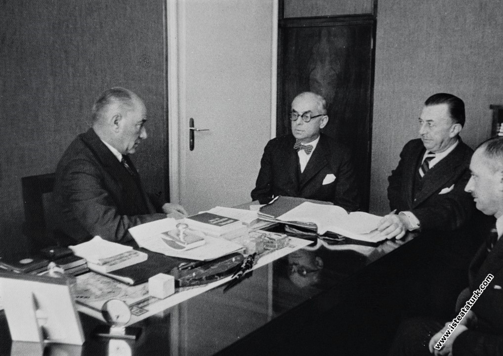 Atatürk İçişleri Bakanlığındaki bir toplantıda. (18.01.1938)