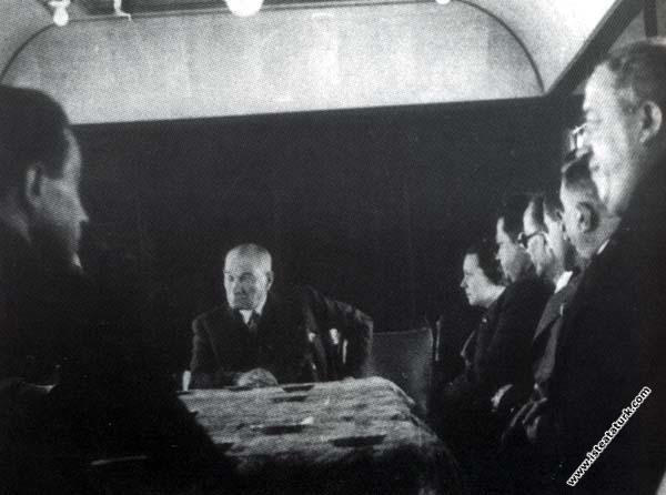 Özel vagonunda seyahat grubuyla toplantıda. (1937)...