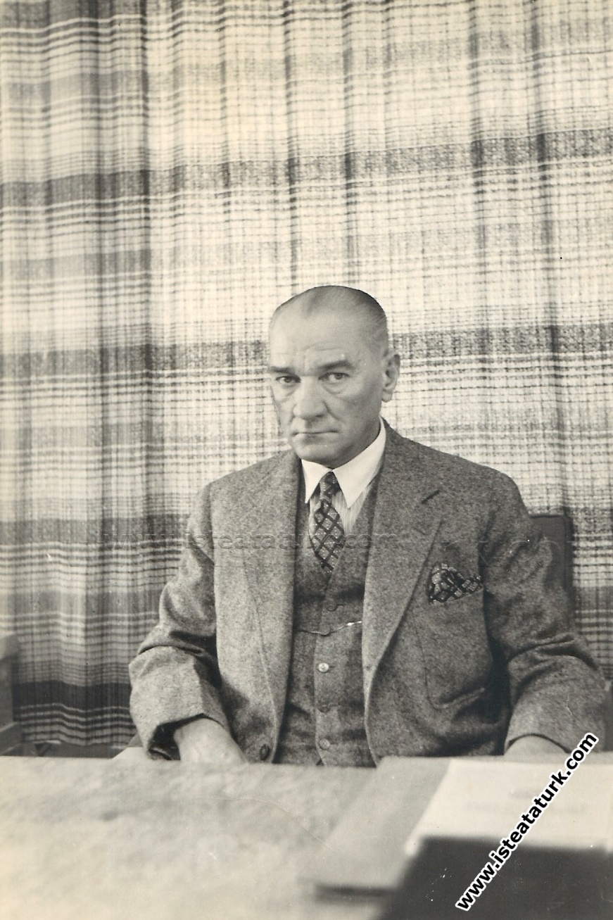 Atatürk Florya Deniz Köşkü kütüphanesinde. (1937)...