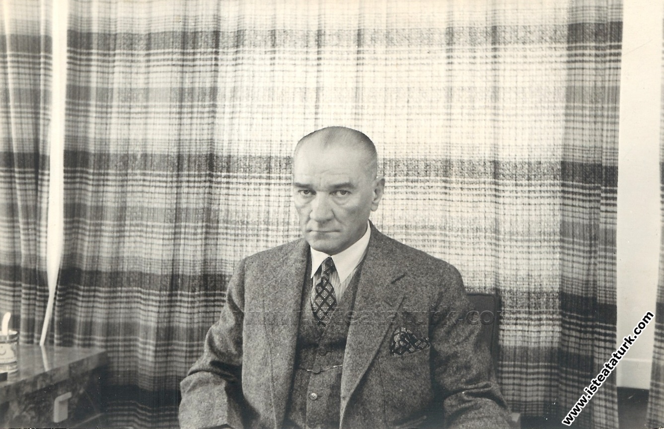 Atatürk Florya Deniz Köşkü kütüphanesinde. (1937)...