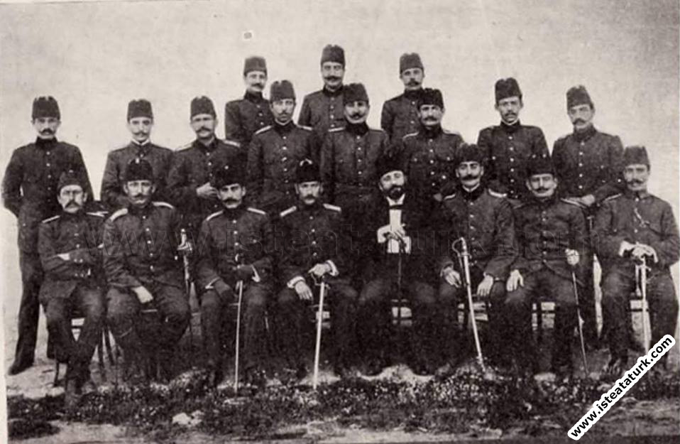 Mustafa Kemal Hareket Ordusu Erkanı ile birlikte. (04.1909)