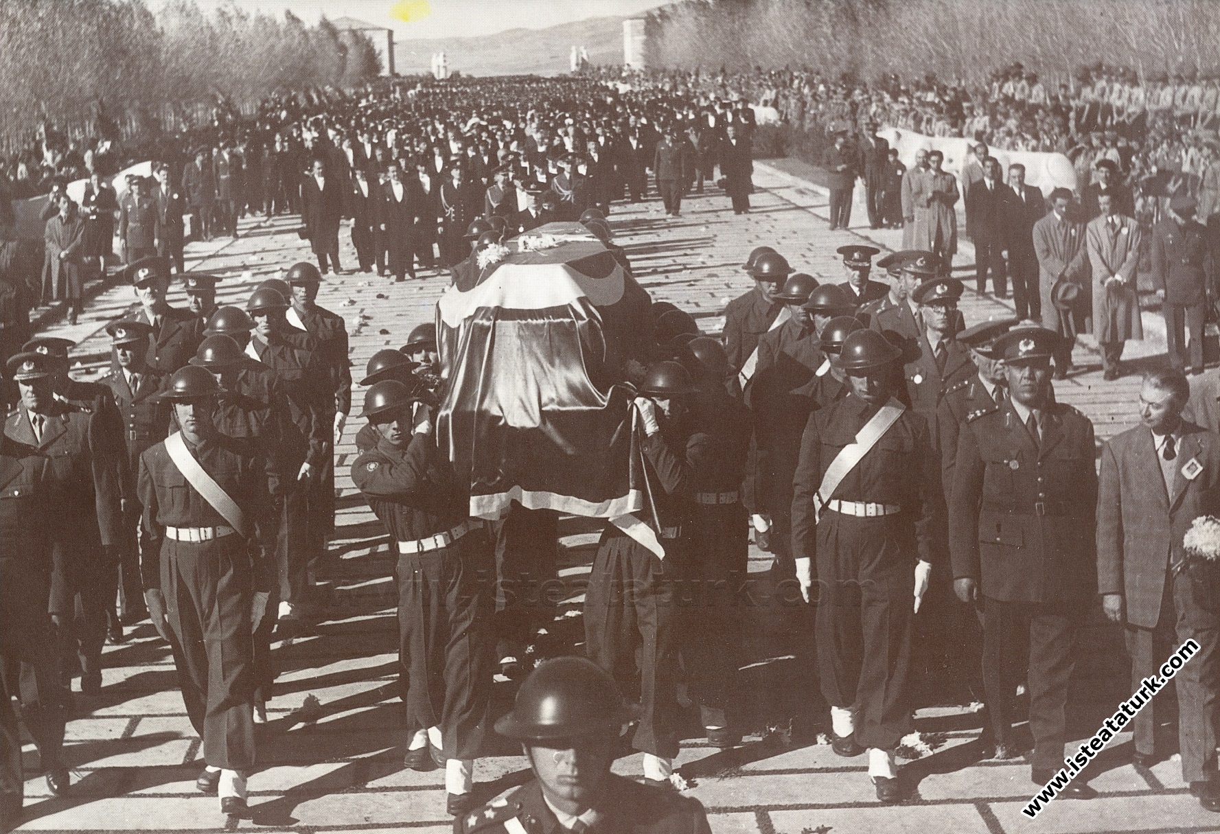 Atatürk'ün cenazesi Anıtkabir Aslanlı Yolda, a...