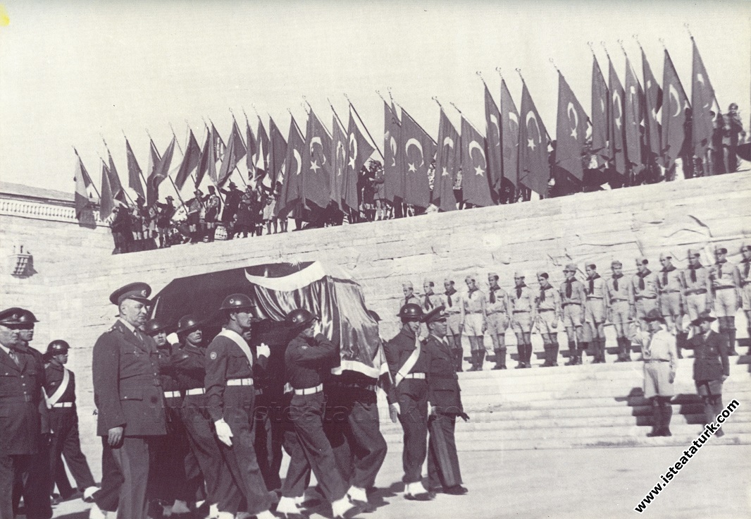 Atatürk'ün cenazesi Anıtkabir Tören Meydanı'n...