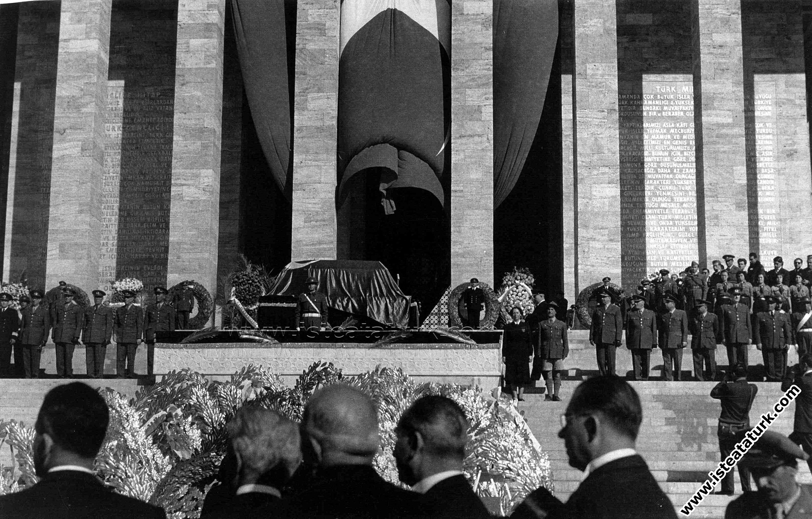 Atatürk'ün cenazesi Anıtkabir'de. (10.11.1953) ...
