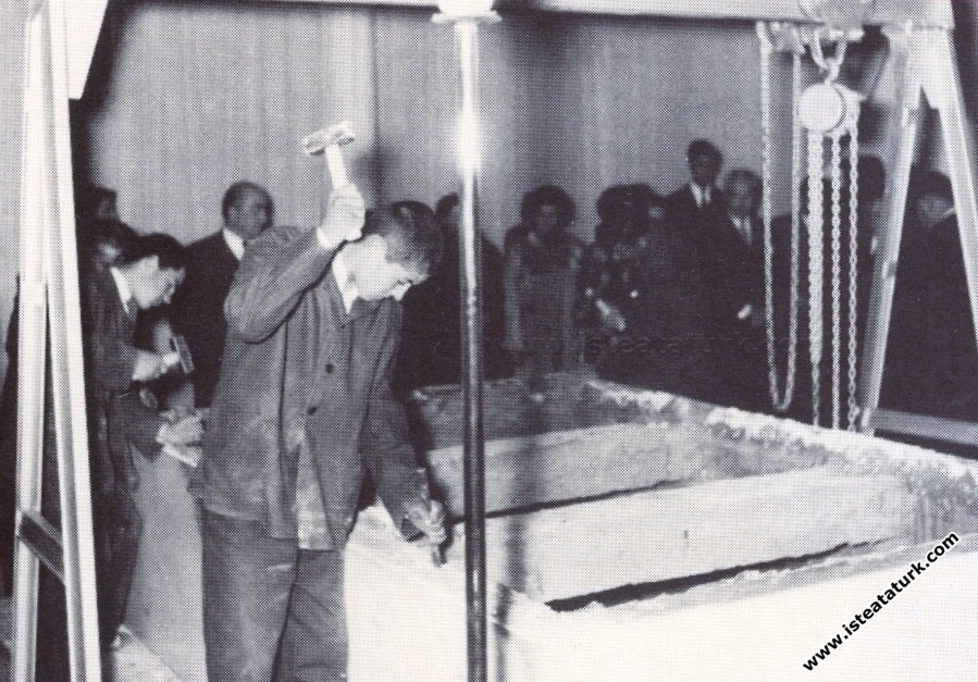 Ulu Önder Atatürk'ün Etnografya Müzesi’ndeki, lahitinin açılışı. (09.11.1953)