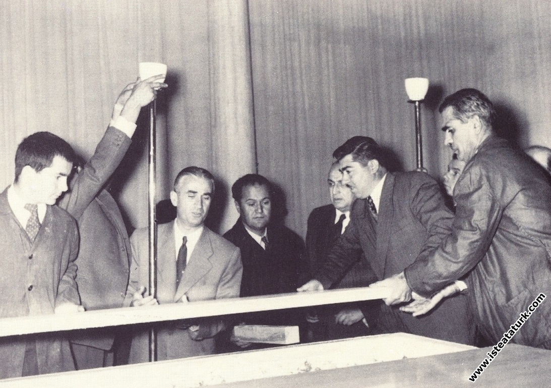 Ulu Önder Atatürk'ün Etnografya Müzesi’ndeki, lahitinin açılışı. (09.11.1953)