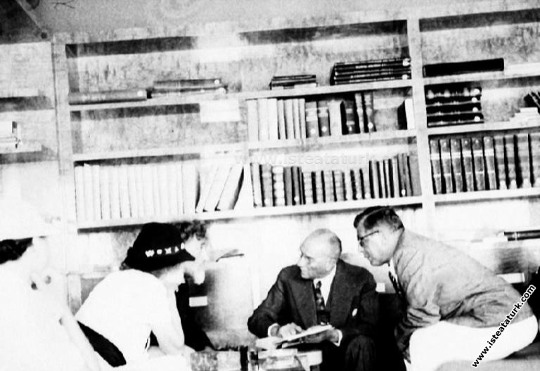 Atatürk Florya'da kütüphanede Afet İnan, Eugene Pi...