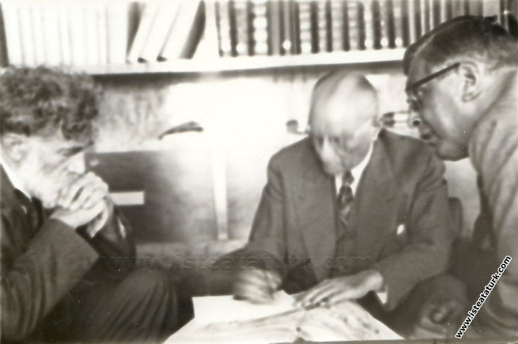 Atatürk Florya'da kütüphanede Afet İnan, Eugen...