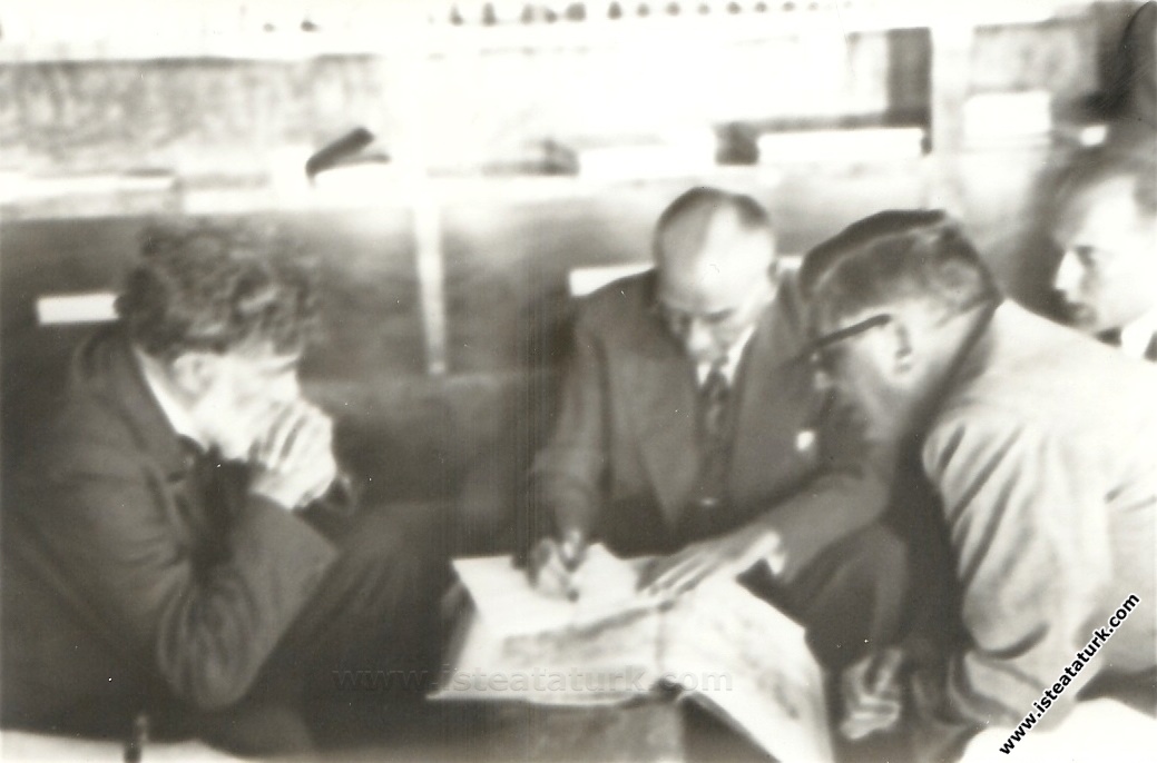 Atatürk Florya'da kütüphanede Afet İnan, Eugen...