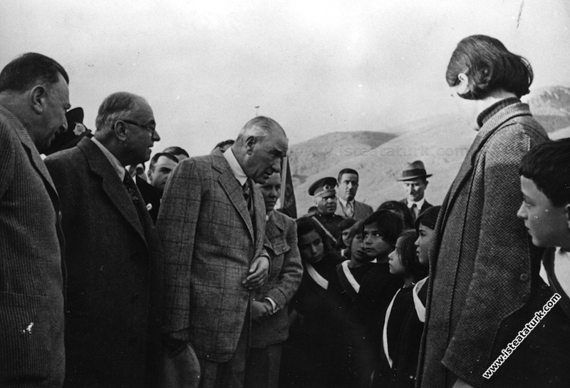 Atatürk Tunceli Pertek'te öğrencilerle konuşur...