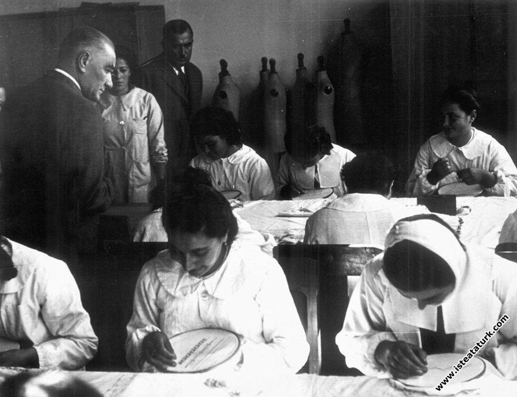 Adana'da İsmet Paşa Kız Enstitüsü'nde derste elsanatı çalışmalarını incelerken. (19.11.1937)