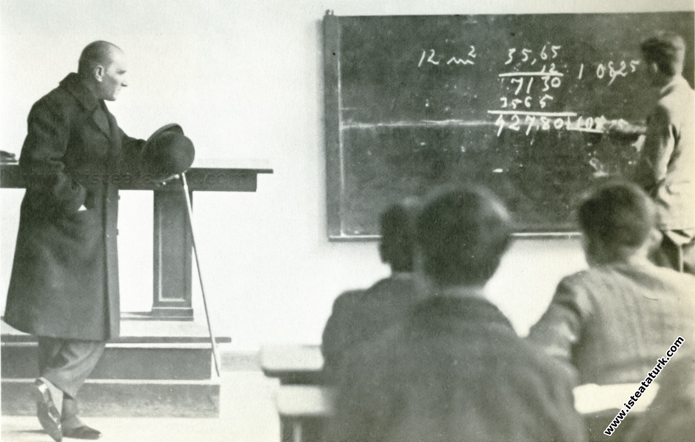 Mustafa Kemal Atatürk İzmir Atatürk Lisesi'nde matematik dersinde. (01.02.1931)