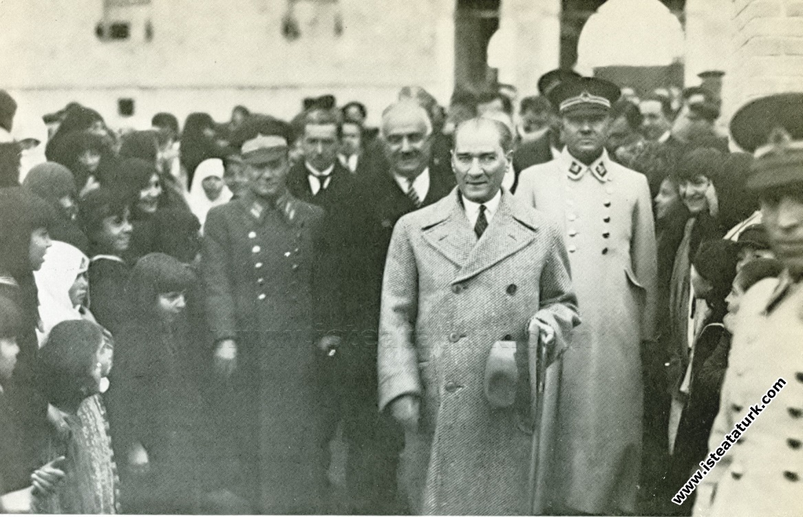 Gazi Mustafa Kemal, Denizli'de. (04.02.1931)...