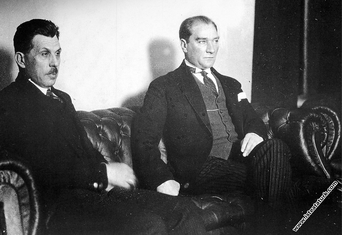 Mustafa Kemal Atatürk Fethiye'de Kazım Özalp il...