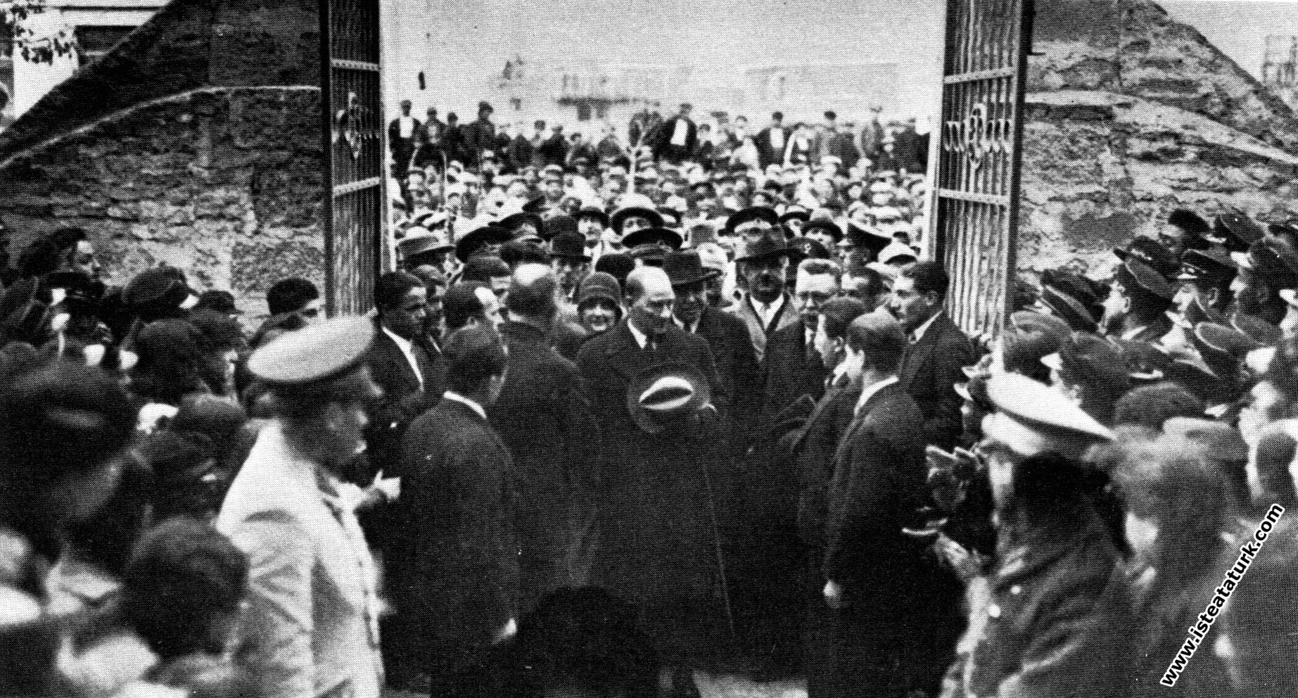 Mustafa Kemal Atatürk Afyon'da Erkek Lisesi'ne gelirken. (02.03.1931)