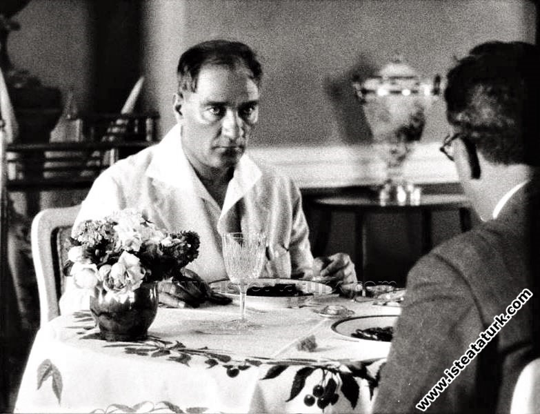 Mustafa Kemal Atatürk Cumhurbaşkanlığı Genel Sekreteri Tevfik Bıyıklıoğlu ile Çankaya Köşk'ünde yemekte. (11.05.1931)