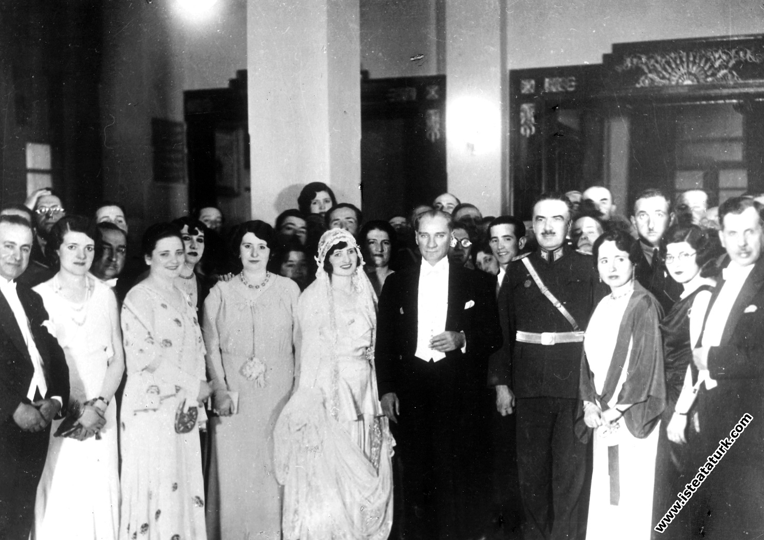 Mustafa Kemal Atatürk Mareşal Fevzi Çakmak'ın kızının düğününde davetlilerle birlikte, Ankara Halkevi'nde. (14.05.1931)