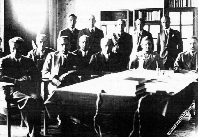 Mustafa Kemal Atatürk Afet İnan ve Kazım Özalp ile tarih çalışmaları sırasında, Çankaya. (06.06.1931)