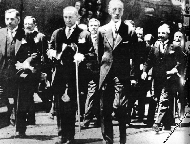 Mustafa Kemal Atatürk Irak Kralı Faysal'la beraber Ankara Garı'nda. (06.07.1931)