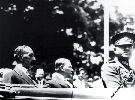 Mustafa Kemal Atatürk Ankara'da Irak Kralı Faysal'la birlikte. (06.07.1931)