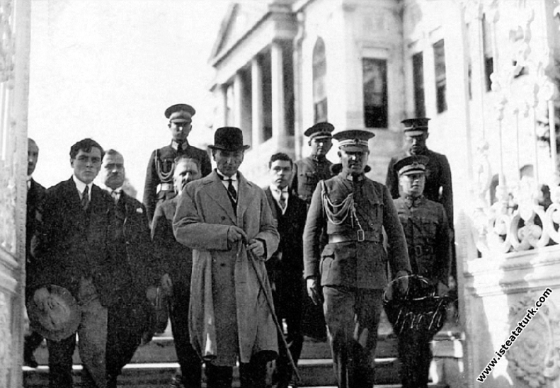 Mustafa Kemal Atatürk Dolmabahçe Sarayı'nda. (1...