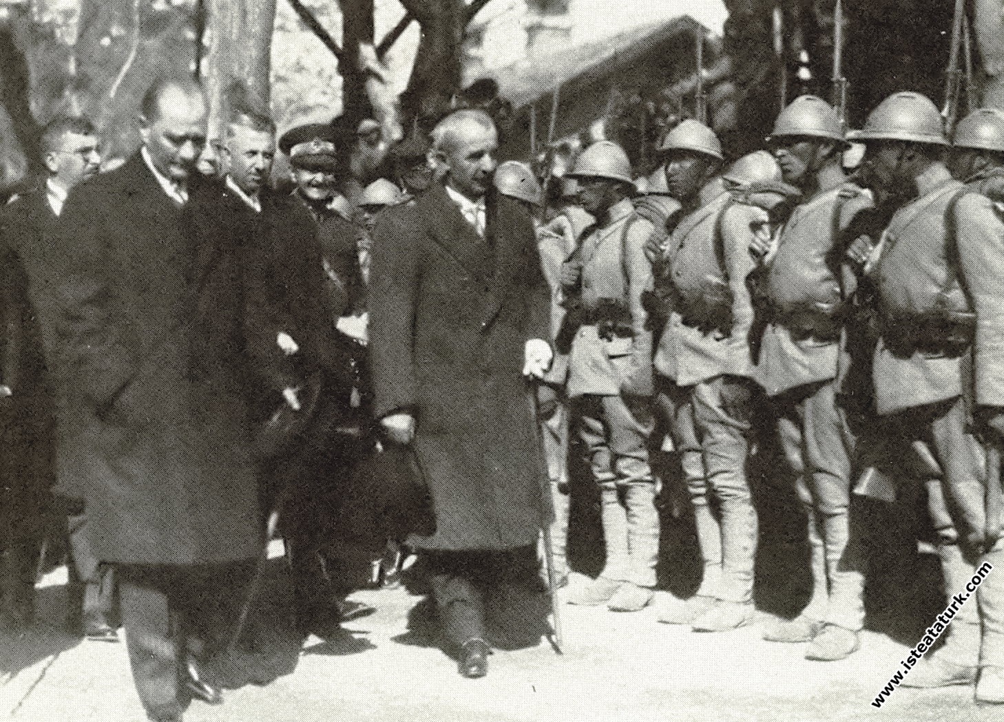 Mustafa Kemal Atatürk'ün Yunanistan seyahatinden dönen İsmet Paşa'yı Ankara İstasyonu'nda karşılayışı. (21.10.1931)