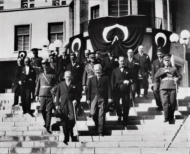 Mustafa Kemal Atatürk Genelkurmay ve Milli Savunma Bakanlığı binasının hizmete açılış töreninde. (29.10.1931)