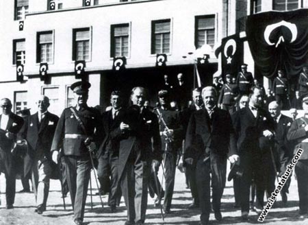 Mustafa Kemal Atatürk Genelkurmay ve Milli Savunma Bakanlığı binasının hizmete açılış töreninde. (29.10.1931)