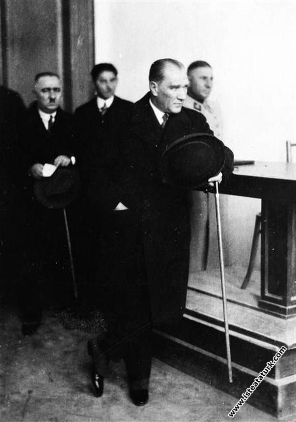 Mustafa Kemal Atatürk İzmir Atatürk Lisesi'nde matematik dersinde. (01.02.1931)