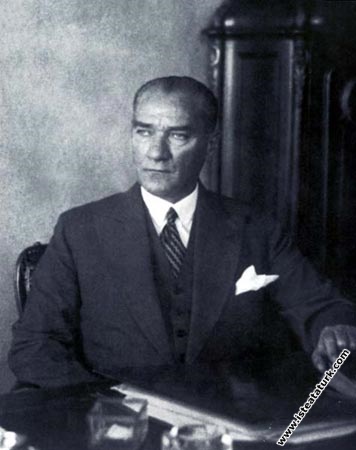 Mustafa Kemal Atatürk Yalova'da çalışma masasında. (1932)