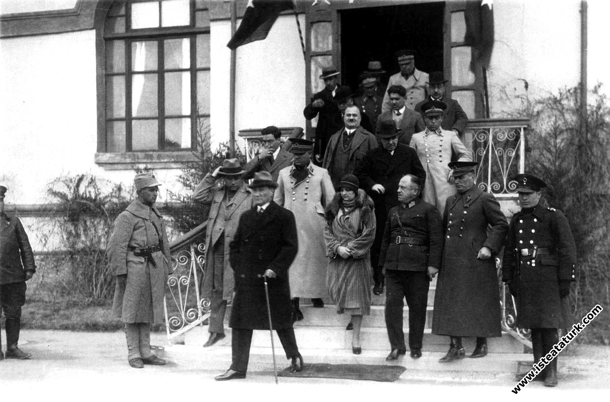 Mustafa Kemal Atatürk İstanbul'da bir ziyaret sonrası Afet İnan'la binadan ayrılırken. (1932)