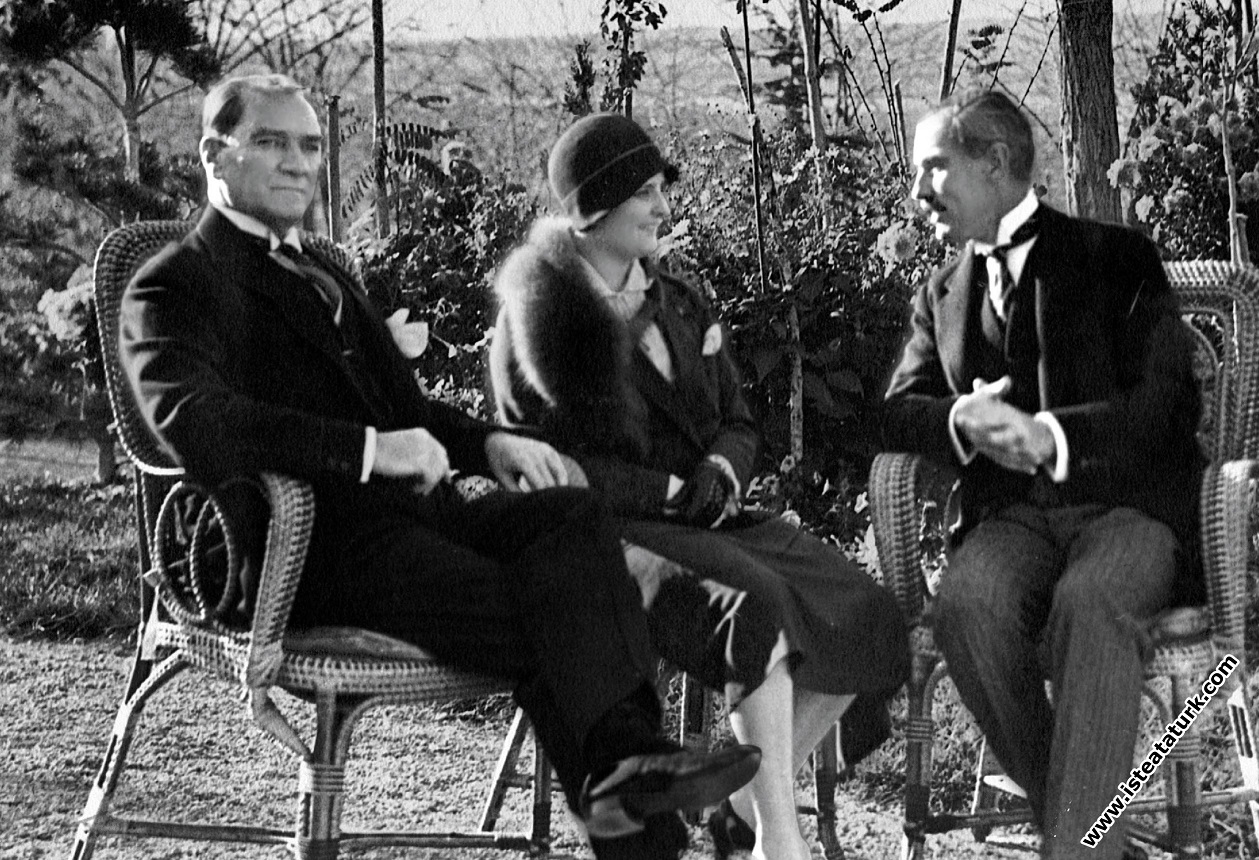 Atatürk  Gazi Orman Çiftliği’nde Afet İnan ve Amerikalı diplomat ile birlikte. (11.11.1930)