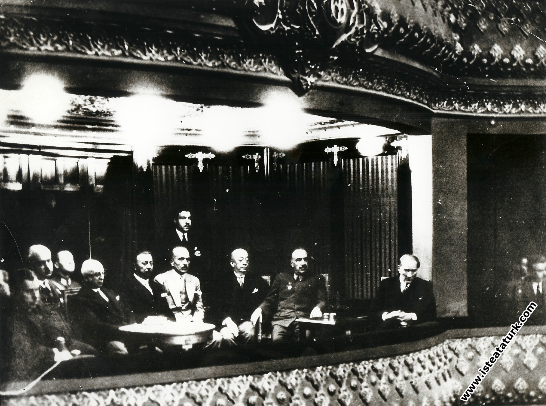 Ankara'da düzenlenen ilk Türk Tarih Kongresi'ni izlerken. (2-11.07.1932)
