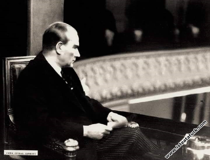 Ankara Halkevi'nde Tarih Kongresi'nin ikinci gününde kongreyi takip ediyor. (03.07.1932)