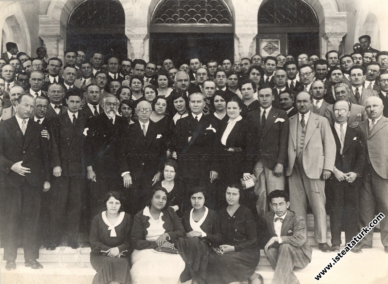 Mustafa Kemal Atatürk I. Tarih Kongresine katıla...