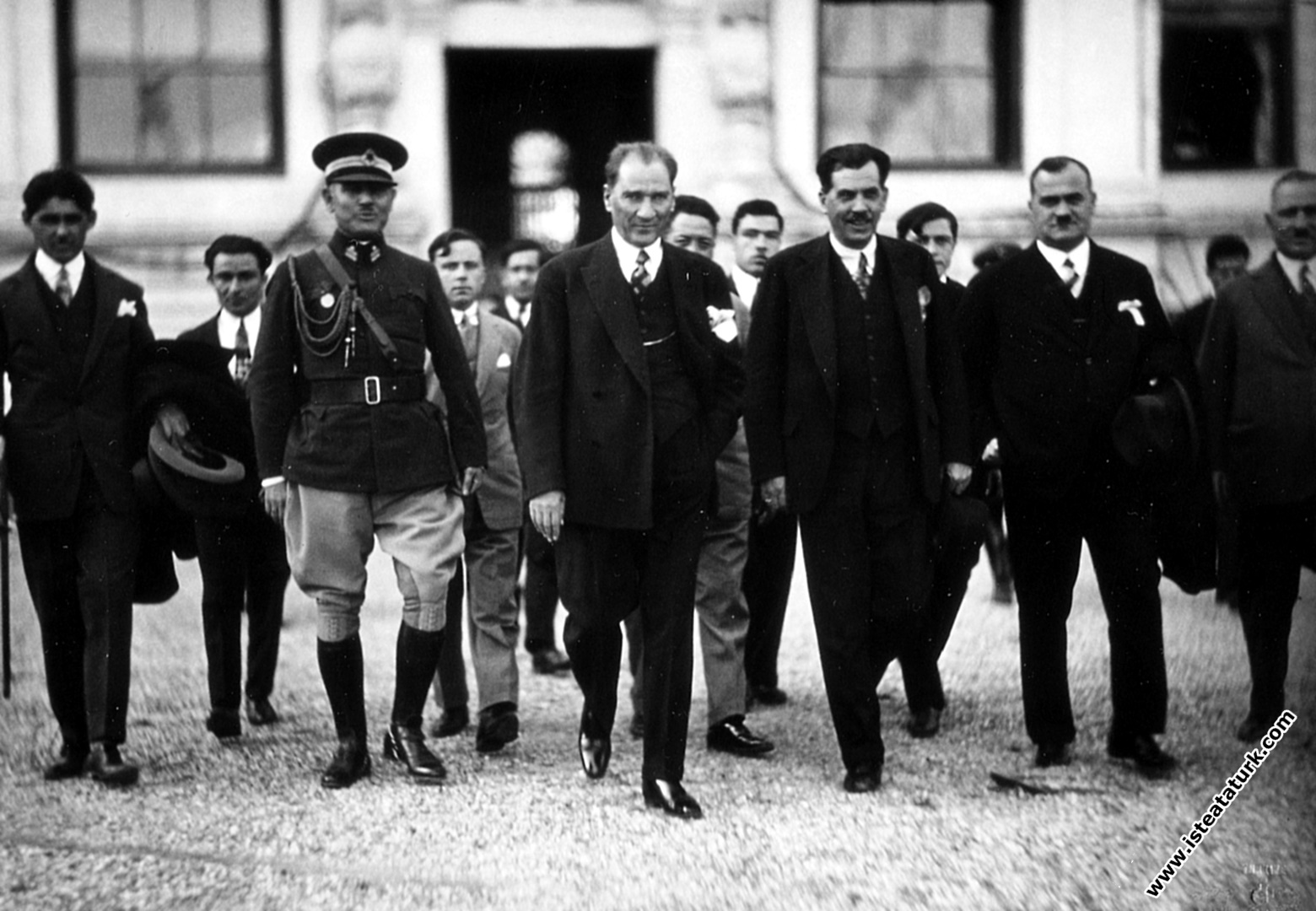 Şehir gezisi yapmak üzere Dolmabahçe Sarayı'ndan ayrılırken. (07.09.1932)