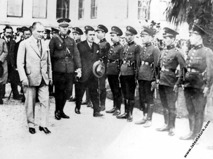 TBMM Başkanı Kazım Özalp'la Dolmabahçe Sarayı'ndan ayrılırken. (22.10.1932)