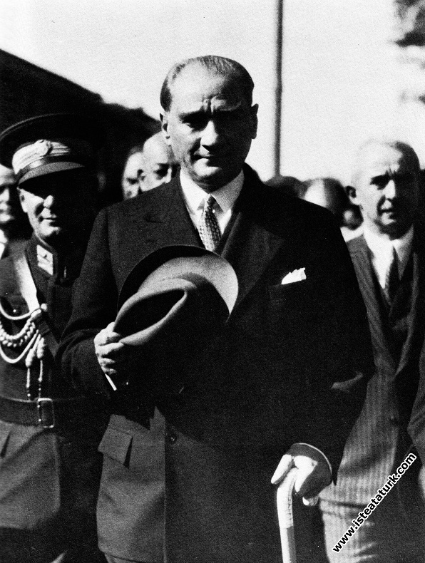 Atatürk'ün Ankara İstasyonu'nda karşılanışı. (23.10.1932)