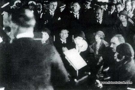 Bursa’da Şef Mustafa Sunar'ın yönettiği Dar'ül Elhan (İstanbul Belediyesi Konservatuarı)'ın verdiği konseri dinlerken. (29.05.1926)