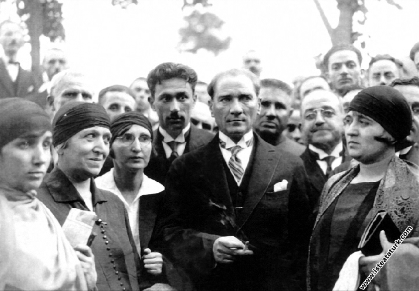 Bursa'da Dar'ül Elhanarı (İstanbul Belediye Koservatuarı) öğretmen ve öğrencilerinin verdiği konserden sonra bayan sanatçılarla. (29.05.1926)