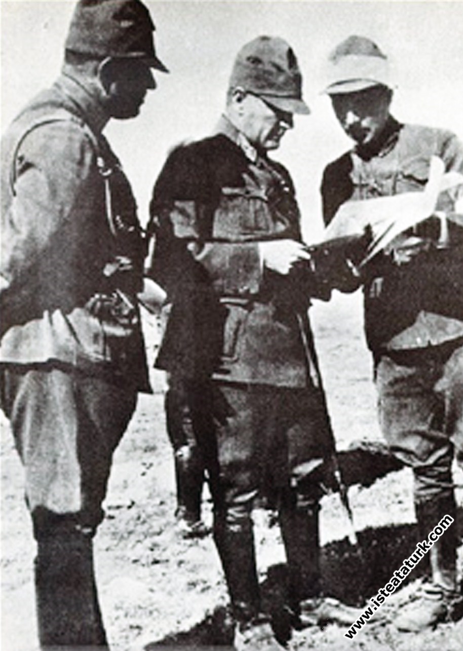 Ankara yakınlarında I. Ordu Manevraları'nda. (08-14.10.1926)