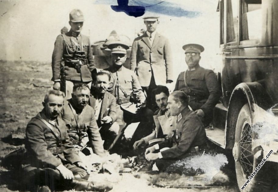Ankara yakınlarında I. Ordu Manevraları’nda dinlenirken. (08.10.1926)