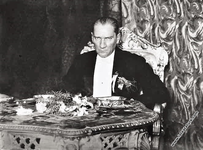 Mustafa Kemal Atatürk Ankara'da Palas'ta Çocuk Esirgeme Kurumu balosunda. (24.02.1927)