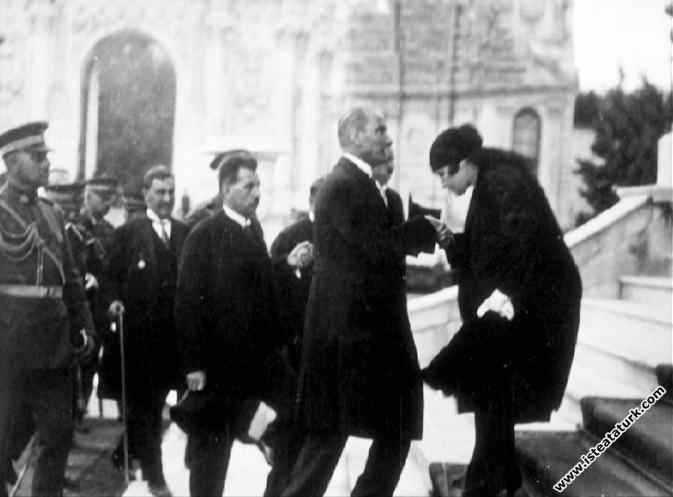 İstanbul Dolmabahçe Sarayı'na gelişinde kız k...