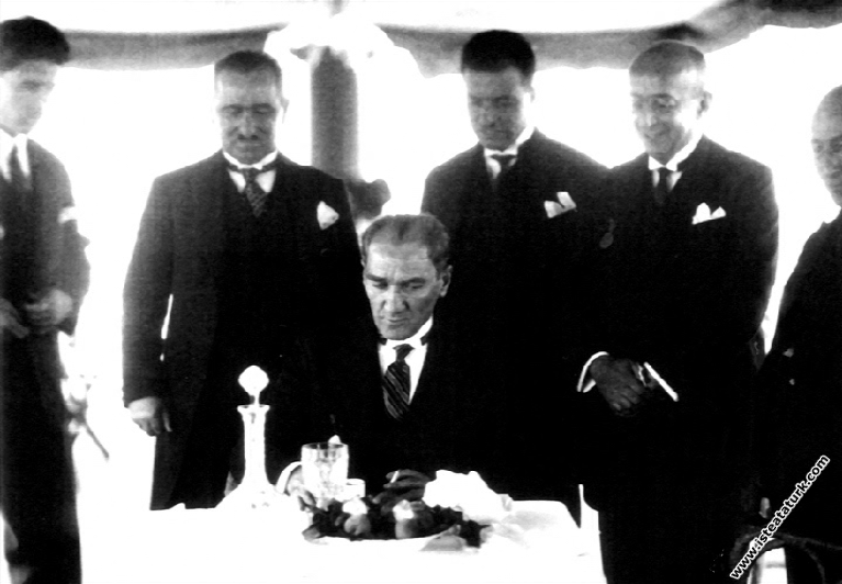 Mustafa Kemal Atatürk İstanbul'a gelişinde, Ert...