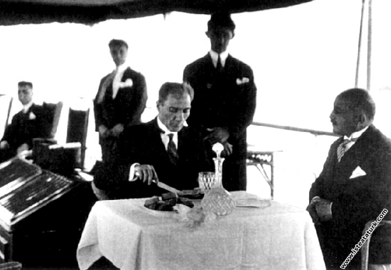 Mustafa Kemal Atatürk İstanbul'a gelişinde, Ert...