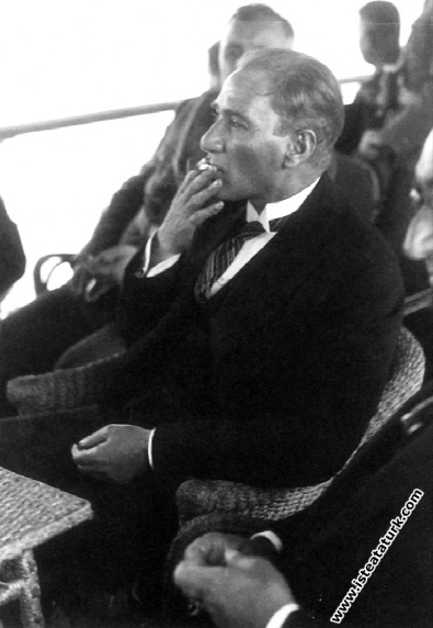 Mustafa Kemal Atatürk İstanbul'a gelişinde Ertu...