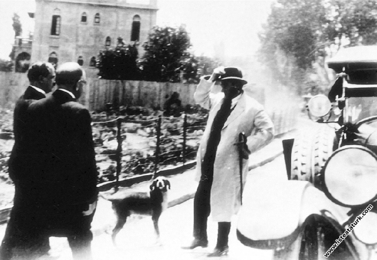 Mustafa Kemal Atatürk İstanbul gezisinde. (08.07...