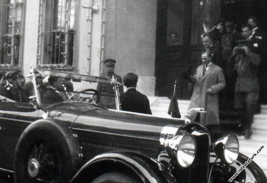 Mustafa Kemal Atatürk İstanbul'da. (09.07.1927)...